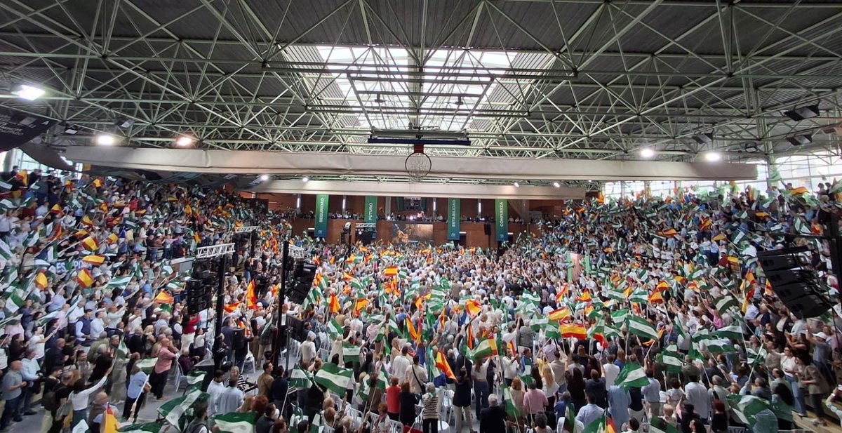jotacarmona_'s tweet photo. Hoy en el pabellón de Carranque en Málaga se respira el ambiente de las grandes citas electorales. Con un llenazo de 6000 andaluces que tienen la enorme ilusión por lograr el 17M una gran victoria para Andalucía 
#Juanmapresidente
 #conlafuerzadeandalucía https://t.co/t2gudpHm3I