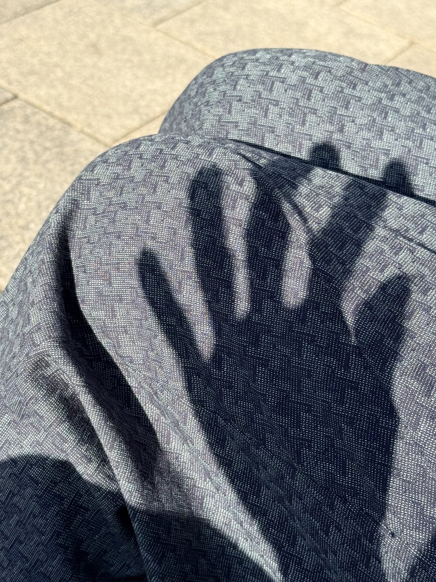 __LeeHwon's tweet photo. 자꾸 더 원하게 될 때 전부 멈추기. 고양이들 사료. 자동 세차장 거대 와이퍼. 볕. 바벨. 인사와 편지. 눈 앞에 실체 있는 것들을 확인하기. 우리는 불완전하고 거듭 확인을 필요로 하고. https://t.co/lrbiQfFu65