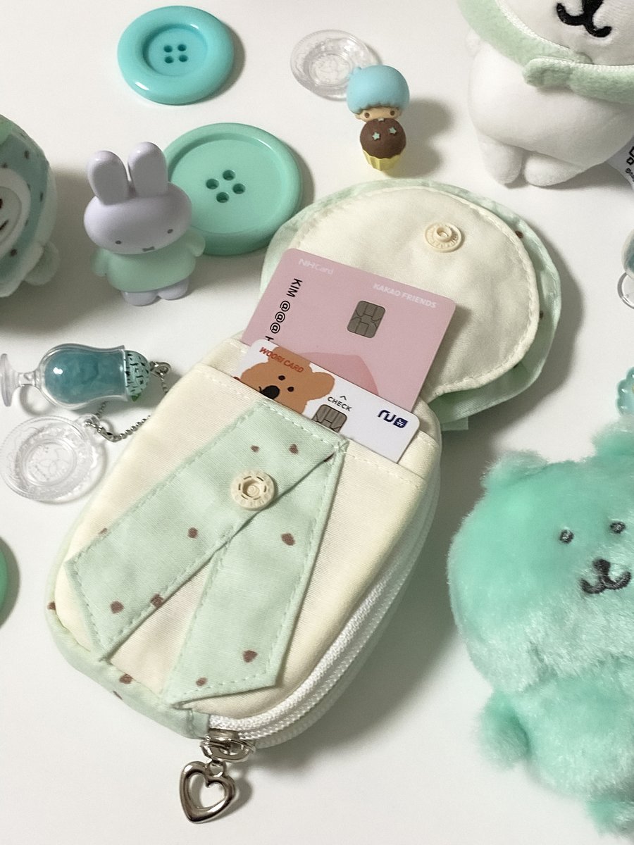 민트 초코 로제트 카드지갑 ･･･🌿🍫
파우치를 만들었어요. 

자주쓰는 카드 두 장을 로제트로 열고 닫는 앞포켓에 따로 수납하여 언제든 똑딱이로 편리하게 꺼내쓸 수 있도록 작업했습니다! 
#rt *이 트윗의 반응이 좋으면 출시 예정...꒰ᐢ. ⩊ . ྀིᐢ꒱ ♪