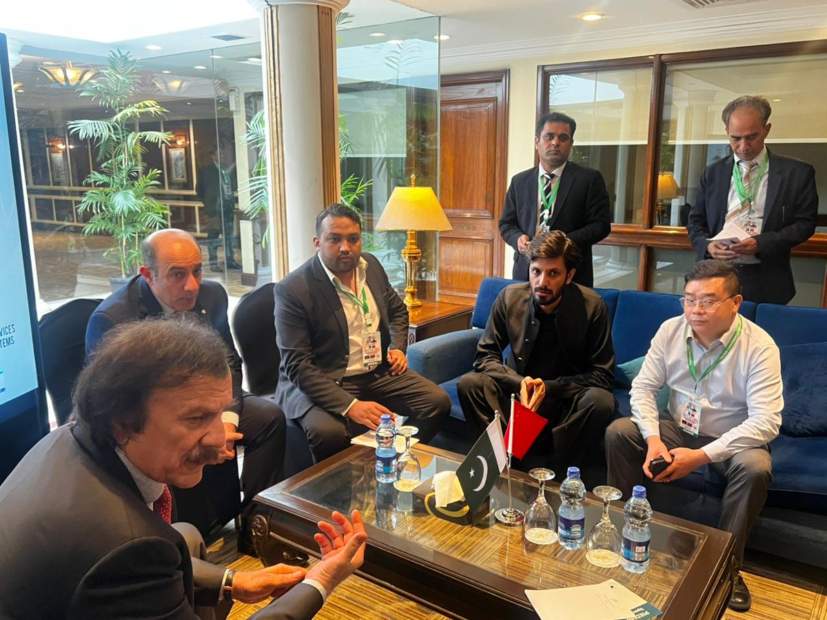Pak_MoIP's tweet photo. معاونِ خصوصی ہارون اختر کی چینی اور پاکستانی کمپنیوں کے ساتھ ون آن ون بی ٹو بی ملاقاتیں

چینی سرمایہ کاروں کی پاکستان میں الیکٹرک گاڑیوں، بیٹریز اور جدید انرجی اسٹوریج بیٹریز کی اسمبلنگ اور مقامی مینوفیکچرنگ میں دلچسپی

ای وی بیٹری پالیسی جلد متعارف کرائی جائے گی، ہارون اختر خان https://t.co/lrvG3LjlEK