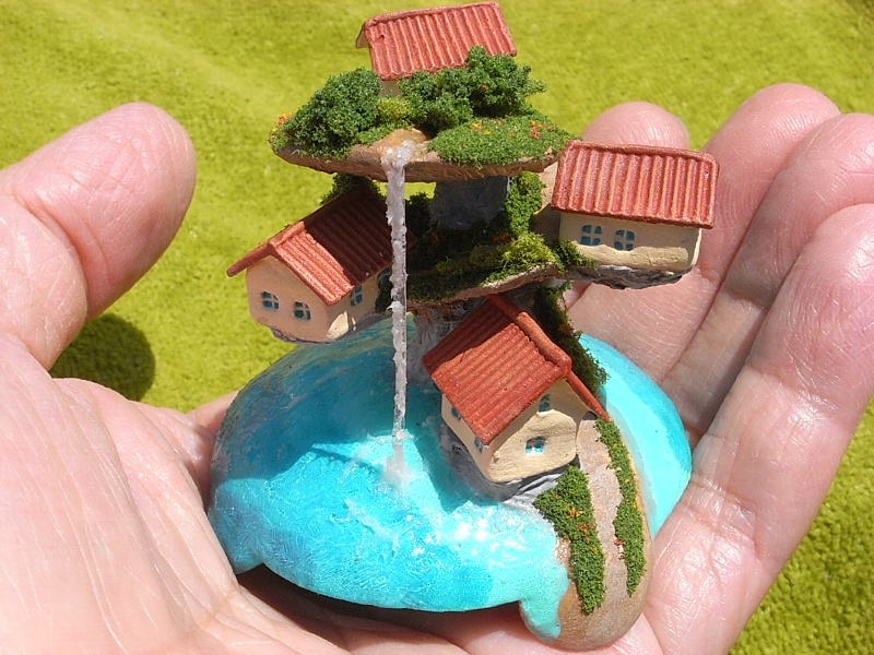 honhodo's tweet photo. マッシュルームリゾート細枝島、物件５番。螺旋な三角屋根の町。 https://t.co/8aIST62vEJ