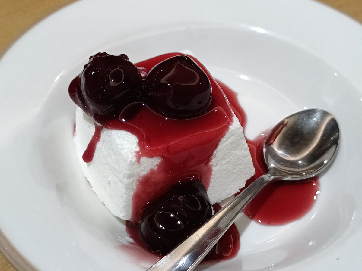 415DragonSlayer's tweet photo. サイゼリヤのチェリーソース美味し！
外国のチェリーと
日本のさくらんぼって、全然別の食べ物だよね。
日本のさくらんぼ（佐藤錦とか）も美味しいけど、シロップたっぷりのチェリーソースも美味しい。

#サイゼリヤ
#チェリーソース https://t.co/rKWp7kvcRd