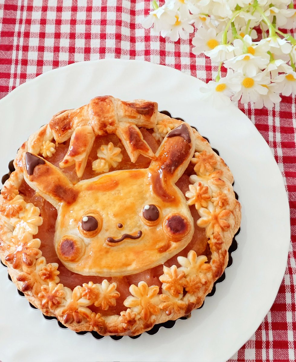 前に作ったピカチュウアップルパイ
←焼く前　　　　　焼いたあと→