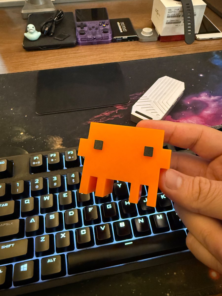 Alevsk's tweet photo. I’m loving my @claudeai 3d print https://t.co/taGnaL5L0s
