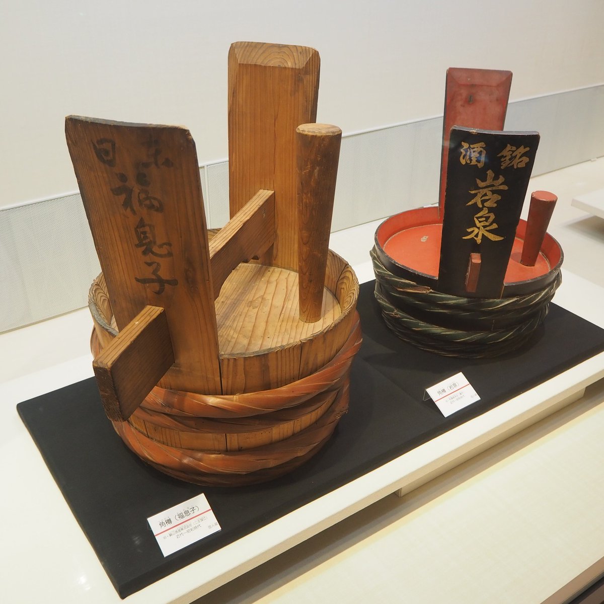 また、祝いごとに使われる角樽は、円筒形の樽に2本の角がついているの