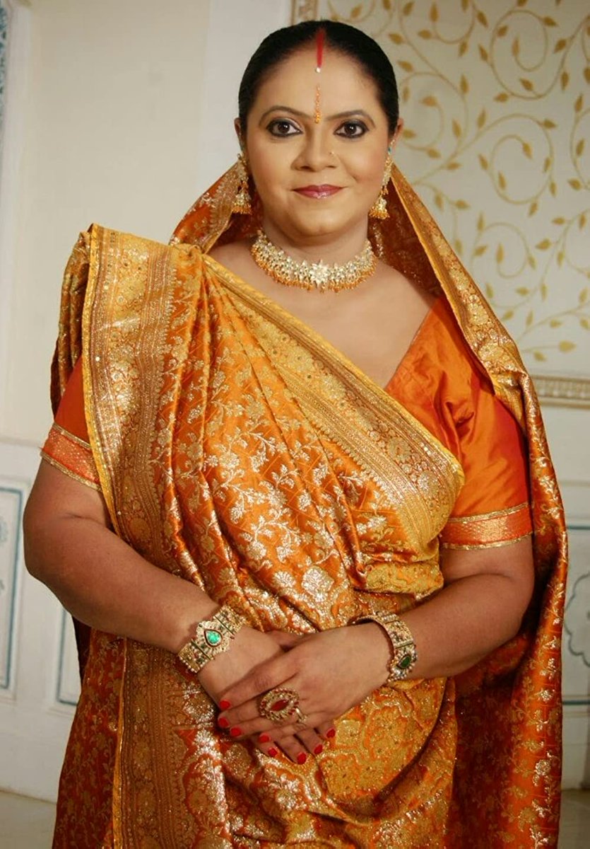 peedeegee's tweet photo. Kokila Modi doesn't run a family; she commands a Gujarati military junta. The woman’s resting face is a severe threat, and her bindis are roughly the size of a dinner plate, pulsating with pure intimidation. She turned a missing chickpea in the kitchen into a high-stakes espionage interrogation. Rasode mein kaun tha? Who bloody cares, Kokila, someone just wash the laptop!