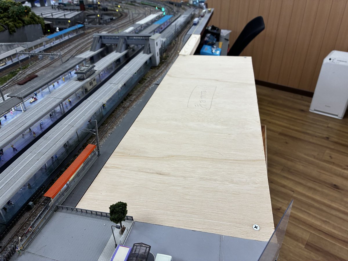 LJu84hnTwdg7Tz5's tweet photo. Nゲージプラザ小田原です
留置線増設③
路面線の国府津駅横に2、3本の留置線を増設し、ロータリーで途切れといた道路も延長予定です。
#Nゲージプラザ小田原 https://t.co/I3cWxxpvag