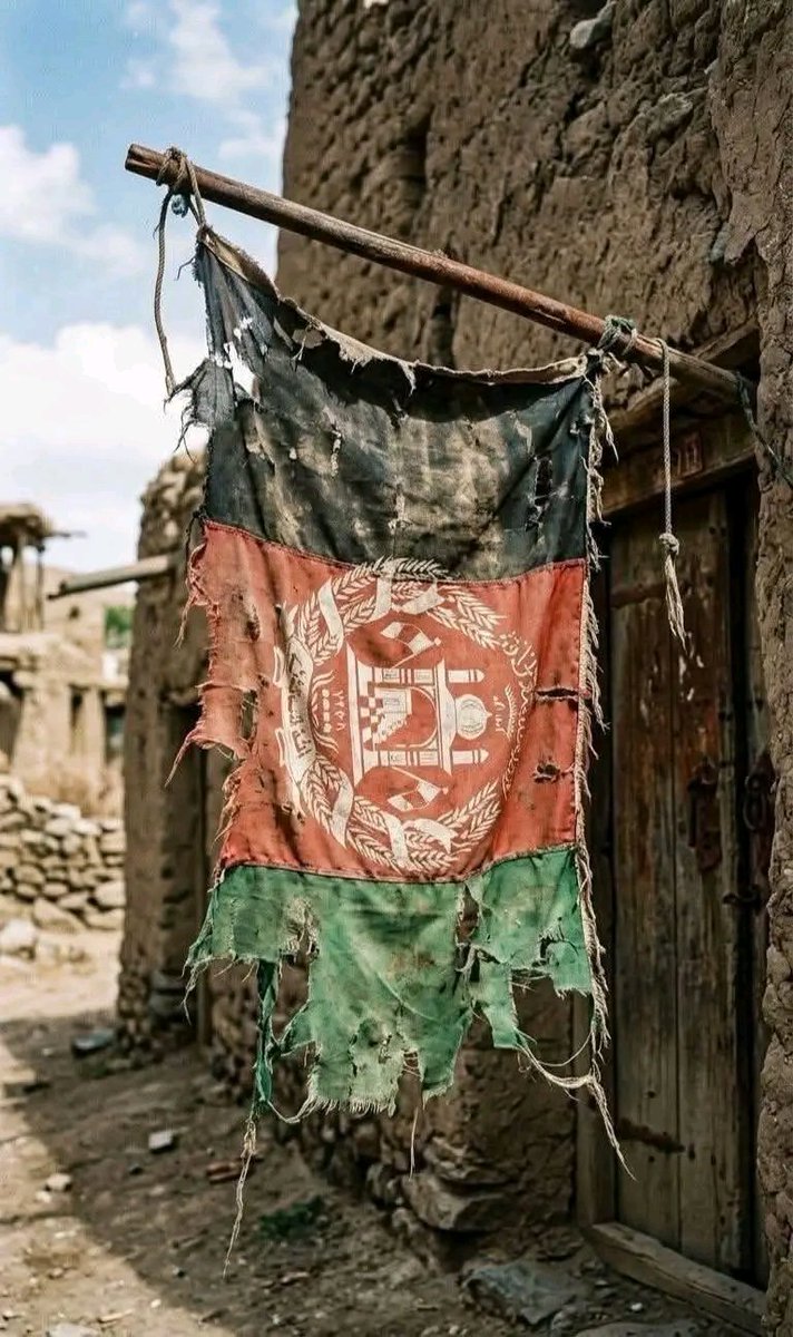 Arhamullah's tweet photo. پینځه کاله تېر شول...
کونډې او یتیمان چا ونه پوښتل، زخمیان بې‌درملنه پاتې شول.خو مشران خپله په خارج کې ناست دي، په مزو کې!نو څوک چې نن بیا د جمهوریت نارې وهي، په کوم دلیل یې غواړي؟
د سوشل میډیا ډوزمارانو.
#Afghanistan #افغانستان https://t.co/tH6yvvgbb8