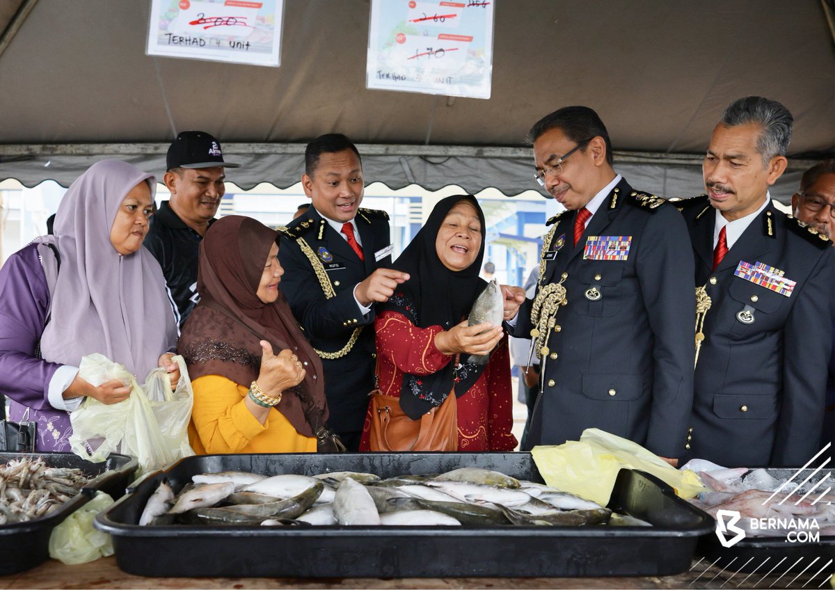 bernamadotcom's tweet photo. 𝗢𝗣𝗦 𝗧𝗜𝗥𝗜𝗦 𝟰.𝟬: 𝟱𝟱𝟲 𝗞𝗘𝗦 𝗗𝗜𝗥𝗘𝗞𝗢𝗗, 𝗡𝗜𝗟𝗔𝗜 𝗥𝗔𝗠𝗣𝗔𝗦𝗔𝗡 𝗟𝗘𝗕𝗜𝗛 𝟮𝟯.𝟭 𝗝𝗨𝗧𝗔

#Marang: Sebanyak 42,894 pemeriksaan telah dijalankan dalam Ops Tiris 4.0 (Bersepadu) yang bermula 16 Mac 2026 sehingga semalam dengan 556 kes direkodkan melibatkan barangan kawalan seperti diesel, petrol dan gas petroleum cecair (LPG).

Ketua Pengarah Penguat Kuasa Kementerian Perdagangan Dalam Negeri dan Kos Sara Hidup ( KPDN) Datuk Azman Adam berkata daripada jumlah itu, sebanyak 161 individu telah ditahan, manakala nilai rampasan keseluruhan dianggarkan RM23,172,355.91.

Beliau berkata daripada keseluruhan kes yang direkodkan, penyelewengan melibatkan bahan api diesel mencatatkan jumlah tertinggi, iaitu sebanyak 249 kes, diikuti petrol dengan 119 kes.

"Secara keseluruhan negeri yang paling banyak mencatatkan kes berkaitan diesel ialah Sarawak, diikuti Sabah dan Johor. Bagi petrol pula, Kelantan merekodkan jumlah kes tertinggi, diikuti Sabah.

“Sementara itu, Sabah mencatatkan jumlah kes tertinggi dan diikuti Kedah bagi LPG. Keadaan itu menunjukkan bahawa Sabah antara negeri paling kerap mencatatkan rekod kes tertinggi,” katanya selepas Sambutan Hari Penguat Kuasa ke-54 Peringkat KPDN Negeri Terengganu hari ini.

📷 Khairul Fikiri | BERNAMA

https://t.co/1dFVdzbrzD

#BernamaNews
#BernamaImages
#OpsTiris4.0
@KPDN_HQ