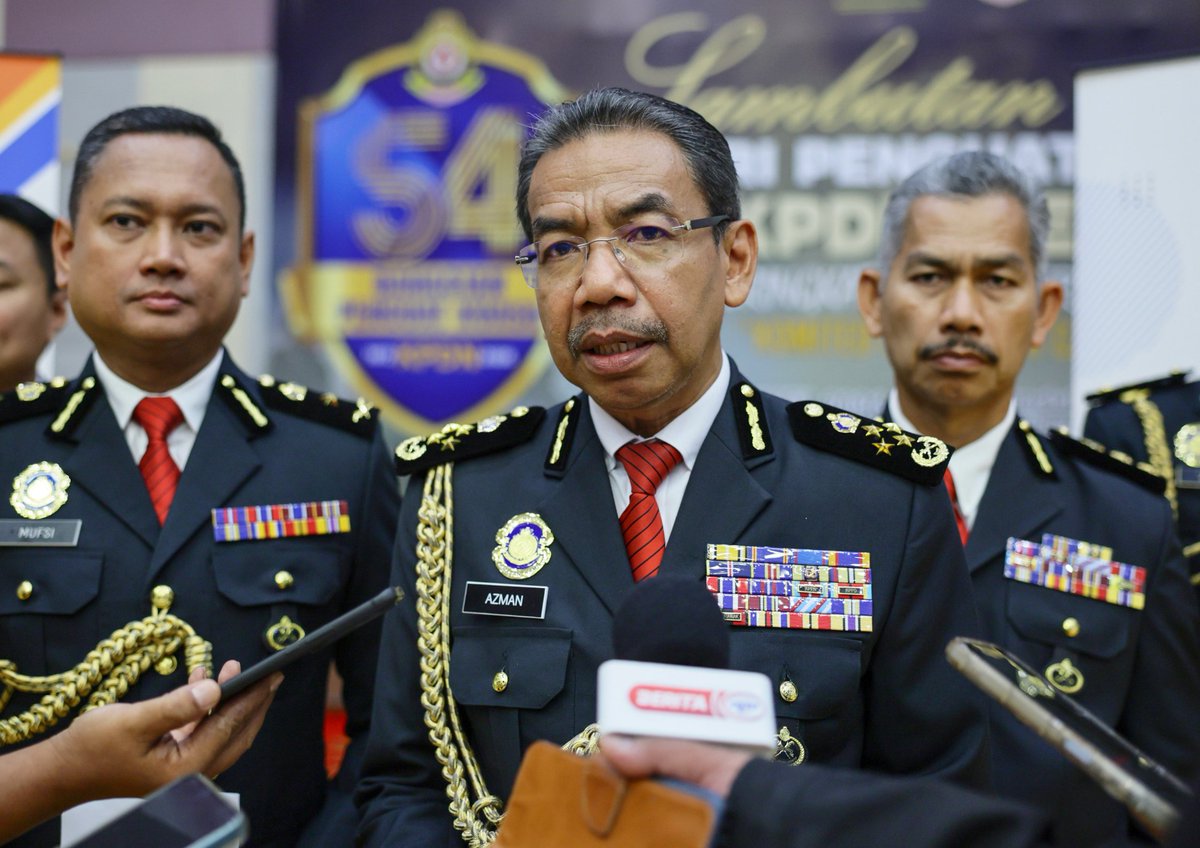 bernamadotcom's tweet photo. 𝗢𝗣𝗦 𝗧𝗜𝗥𝗜𝗦 𝟰.𝟬: 𝟱𝟱𝟲 𝗞𝗘𝗦 𝗗𝗜𝗥𝗘𝗞𝗢𝗗, 𝗡𝗜𝗟𝗔𝗜 𝗥𝗔𝗠𝗣𝗔𝗦𝗔𝗡 𝗟𝗘𝗕𝗜𝗛 𝟮𝟯.𝟭 𝗝𝗨𝗧𝗔

#Marang: Sebanyak 42,894 pemeriksaan telah dijalankan dalam Ops Tiris 4.0 (Bersepadu) yang bermula 16 Mac 2026 sehingga semalam dengan 556 kes direkodkan melibatkan barangan kawalan seperti diesel, petrol dan gas petroleum cecair (LPG).

Ketua Pengarah Penguat Kuasa Kementerian Perdagangan Dalam Negeri dan Kos Sara Hidup ( KPDN) Datuk Azman Adam berkata daripada jumlah itu, sebanyak 161 individu telah ditahan, manakala nilai rampasan keseluruhan dianggarkan RM23,172,355.91.

Beliau berkata daripada keseluruhan kes yang direkodkan, penyelewengan melibatkan bahan api diesel mencatatkan jumlah tertinggi, iaitu sebanyak 249 kes, diikuti petrol dengan 119 kes.

"Secara keseluruhan negeri yang paling banyak mencatatkan kes berkaitan diesel ialah Sarawak, diikuti Sabah dan Johor. Bagi petrol pula, Kelantan merekodkan jumlah kes tertinggi, diikuti Sabah.

“Sementara itu, Sabah mencatatkan jumlah kes tertinggi dan diikuti Kedah bagi LPG. Keadaan itu menunjukkan bahawa Sabah antara negeri paling kerap mencatatkan rekod kes tertinggi,” katanya selepas Sambutan Hari Penguat Kuasa ke-54 Peringkat KPDN Negeri Terengganu hari ini.

📷 Khairul Fikiri | BERNAMA

https://t.co/1dFVdzbrzD

#BernamaNews
#BernamaImages
#OpsTiris4.0
@KPDN_HQ