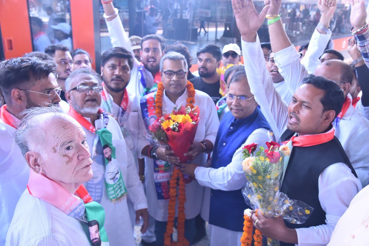 ArunBhartiLJP's tweet photo. कानपुर पहुँचने पर जिला इकाई और मध्यांचल प्रदेश अध्यक्ष श्री अरविंद पासवान जी ने गर्मजोशी से स्वागत किया।
आज कानपुर में लोक जनशक्ति पार्टी (रामविलास) की समीक्षा बैठक - संगठन को और मजबूत करने की दिशा में एक और कदम।
#LJP #RamVilas #Kanpur #UP #SameekshaBaithak https://t.co/il0bcc2Dun