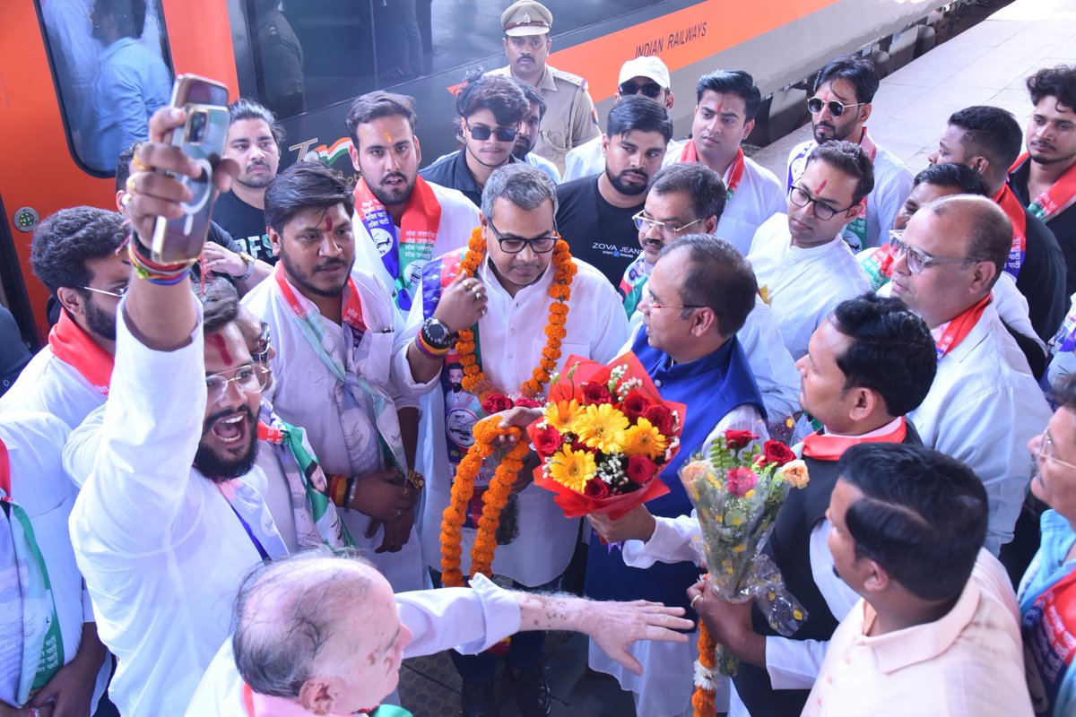 ArunBhartiLJP's tweet photo. कानपुर पहुँचने पर जिला इकाई और मध्यांचल प्रदेश अध्यक्ष श्री अरविंद पासवान जी ने गर्मजोशी से स्वागत किया।
आज कानपुर में लोक जनशक्ति पार्टी (रामविलास) की समीक्षा बैठक - संगठन को और मजबूत करने की दिशा में एक और कदम।
#LJP #RamVilas #Kanpur #UP #SameekshaBaithak https://t.co/il0bcc2Dun