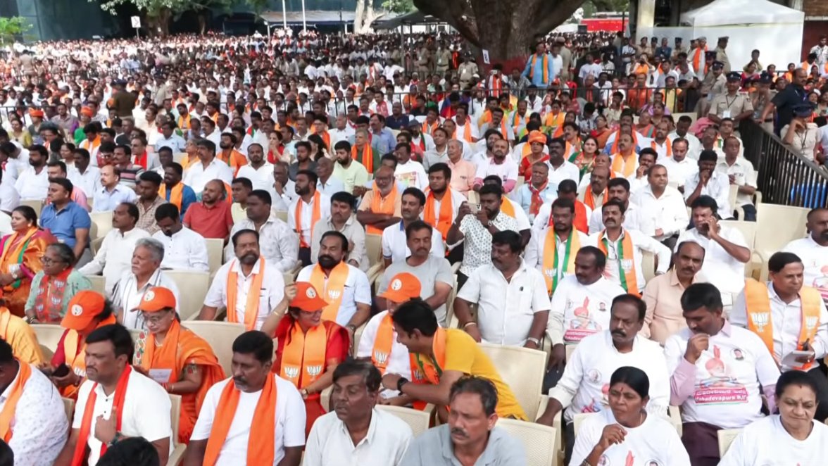 हम 12 साल से केंद्र में हैं, देश के 21 से ज्यादा प्रदेशों में भाजपा-NDA की सरकारें हैं।

हम राज्य के विकास से देश के विकास का मंत्र लेकर काम कर रहे हैं।

लेकिन, दूसरी तरफ आप कांग्रेस को देखिए, जिस पार्टी को 40 साल पहले 400 से अधिक सीट मिली थी।

वो पिछले 3 इलेक्शन में सबकुछ मिलाकर