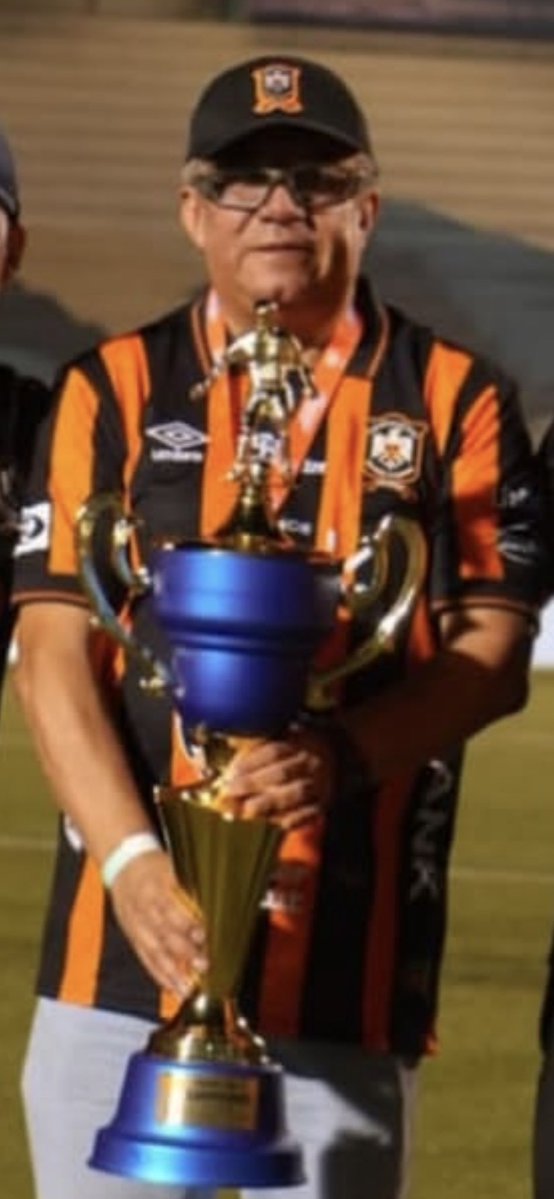 Este chad, Domo, llamando enfermeras al Albo, saco campeon a la sub 17, clasifica a la mayor a semifinales en menos de una semana, un idolo mi presidente cabecita de algodon.🧡🖤🙌🏻