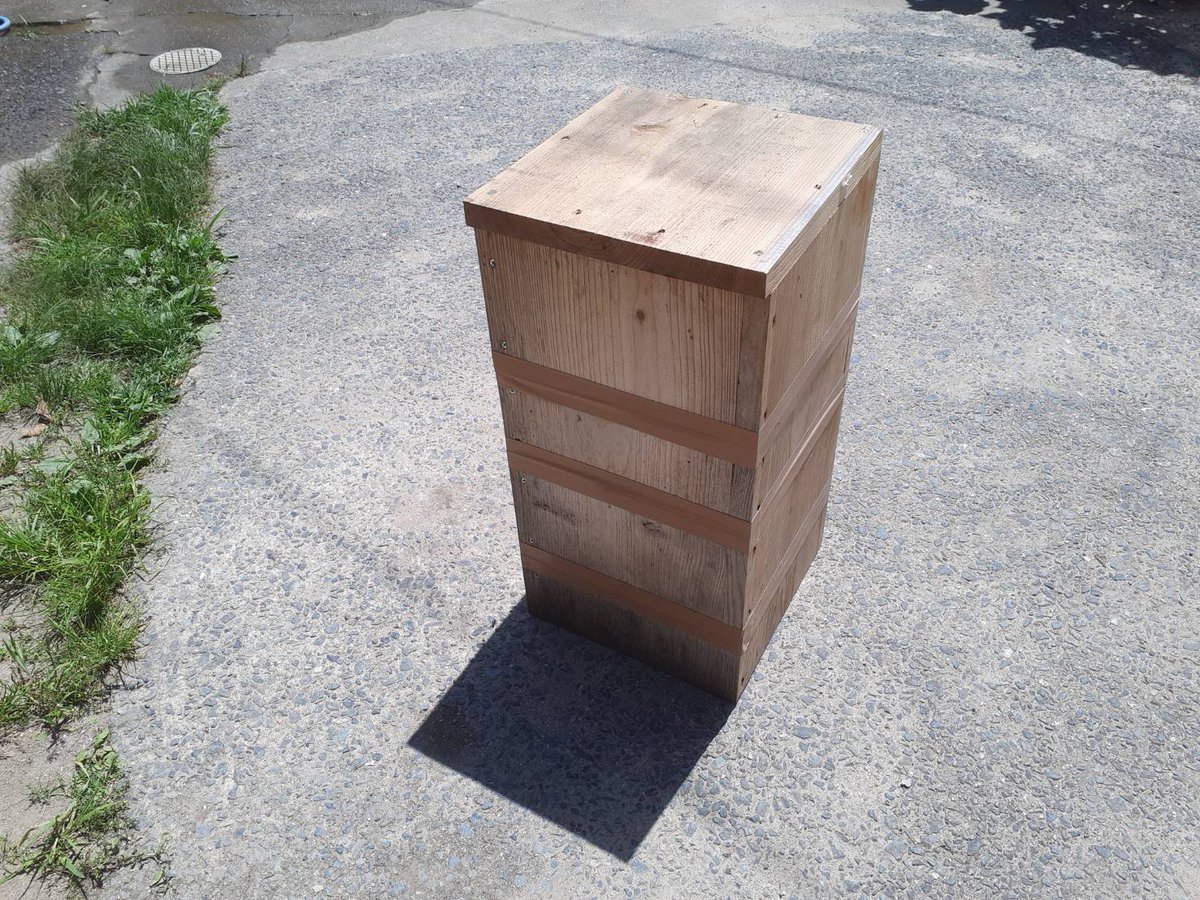 冬に群れがいなくなったミツバチの巣箱🐝

春に分蜂群が自然に入ってくれることを期待して放置してたけど、結局きてくれなかった。
空箱に比べるとズシリと重いので、ハチミツ採れることに期待して分解してみることにした。

↓続く