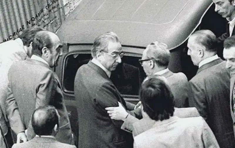 mariobianchi18's tweet photo. Il #10maggio 1978, il giorno dopo il ritrovamento del corpo di #AldoMoro, si dimette il ministro degli Interni #FrancescoCossiga. Al cronista Paolo Guzzanti dice: "Se ho i capelli bianchi e le macchie sulla pelle è per questo." Il 4-8-1979 sarà nominato Presidente del Consiglio. https://t.co/IOGtCfoqrO