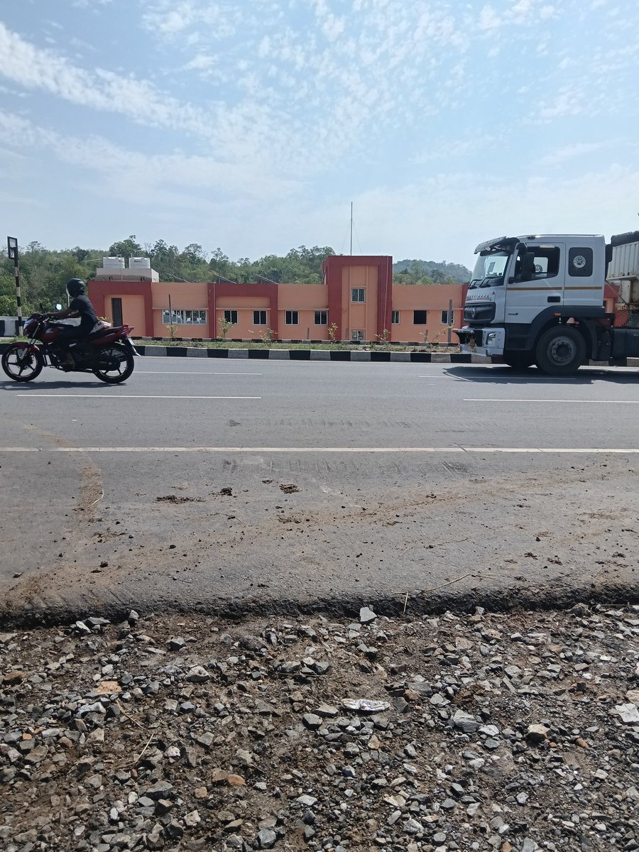 PadmaMishra6's tweet photo. @NHAIINDIA @NHAI_Official Here is Damage of NH 55 going to collapse soon ,newly built NH 55 infront of Truck terminal near Mishra cafe,katada near Boinda.Angul dist. https://t.co/oLudDogawz