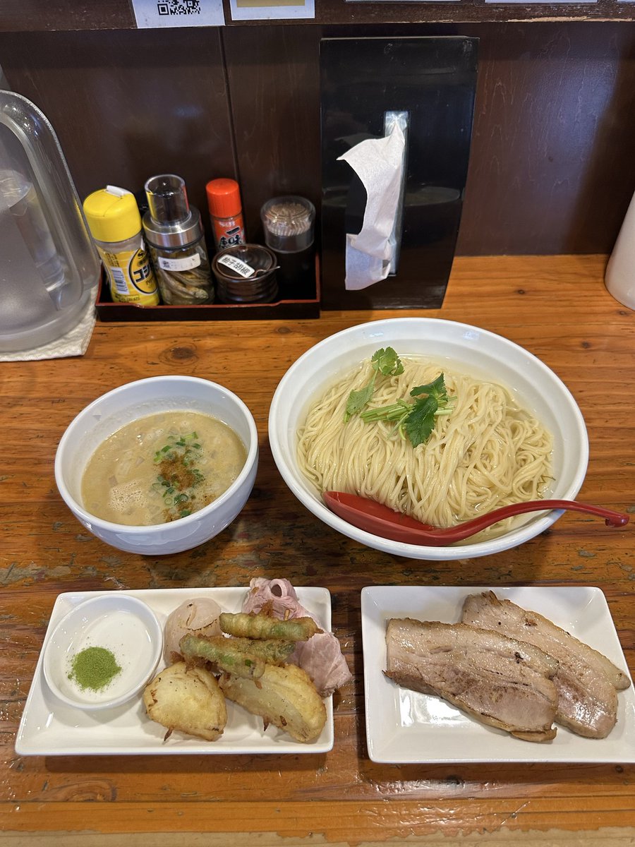 yasu3650's tweet photo. 麺や 亀陣

GW限定 【帆立香る昆布水つけ麺～春野菜の天ぷら添え～】

帆立の旨味を引き出したつけ汁は一口目から広がる帆立の香りと軽やかで上品な後味。

春��菜の天ぷらには抹茶塩が添えられていて新玉ねぎとアスパラの天ぷら、炙り帆立にレアチ��ーシューが別皿に

天ぷらもサクサクでうまーい。 https://t.co/yRDVynTdbn