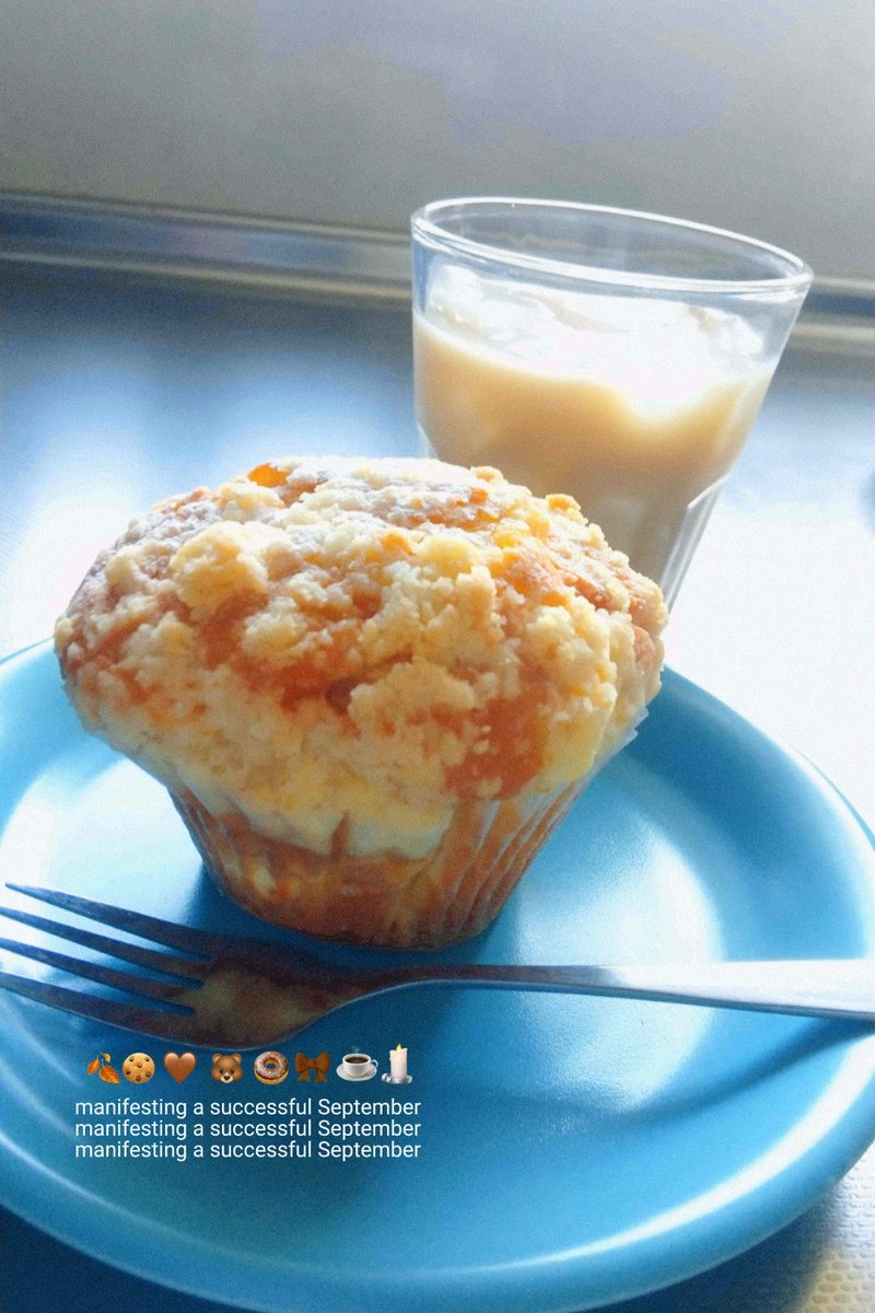 1012rosemary's tweet photo. 母の日という事で予約してたマフィンを買いに🧁午後は一緒にお喋りしながらウォーキング🤭🚶‍♀️マフィンは職場の方がとっても美味しいとおススメして下さったので🙂✌️私はレモンカード＆クリームチーズ🍋🧀を食べました😋レモンの酸味がいい感じ♡♡ https://t.co/pXMzMaTU3y