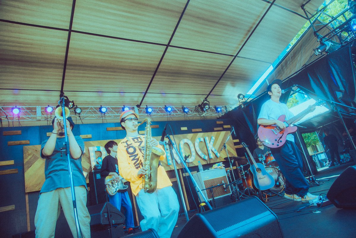 craftrockfes's tweet photo. 👀 Keishi Tanakaライブレポ🍻

The GARDEN OUTDOOR STAGEに登場したKeishi Tanakaは、「Colors」でライブをスタートさせる。彼は、孤独や寂しさを負とせず、自分を構成し前進する上での大事なピースであると歌う。彼が紡ぐ豊かで柔らかく、それでいて前向きで芯のあるメロディと歌詞が、私たちの心の位置を正してくれるよう。さらに、今日出演するYONA YONA WEEKENDERSのホーン隊とのコラボ、そして「居心地のいい部屋」では昨日もコラボしたLOSTAGEの五味拓人をゲストに迎えるなど、CRAFTROCKならではの特別感で空間を彩った。

写真：@inagakiruriko
#CRAFTROCKFES26