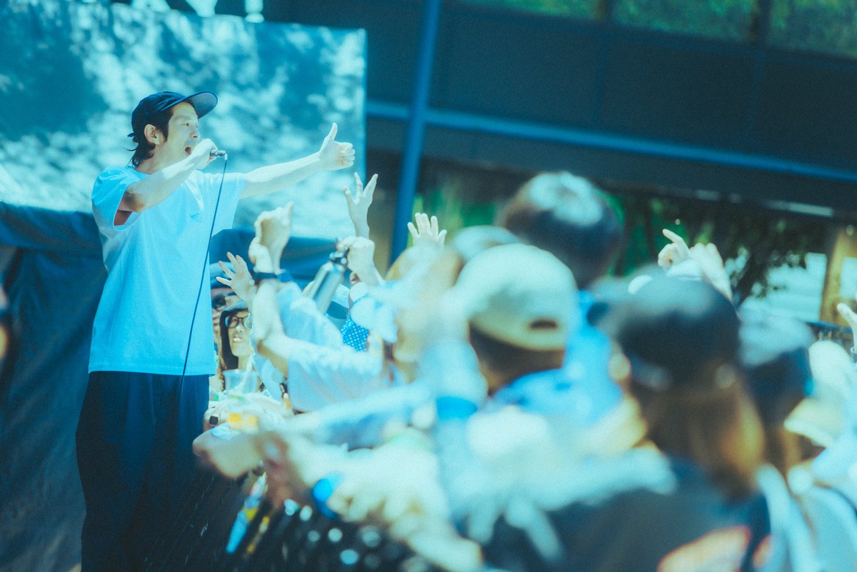 craftrockfes's tweet photo. 👀 Keishi Tanakaライブレポ🍻

The GARDEN OUTDOOR STAGEに登場したKeishi Tanakaは、「Colors」でライブをスタートさせる。彼は、孤独や寂しさを負とせず、自分を構成し前進する上での大事なピースであると歌う。彼が紡ぐ豊かで柔らかく、それでいて前向きで芯のあるメロディと歌詞が、私たちの心の位置を正してくれるよう。さらに、今日出演するYONA YONA WEEKENDERSのホーン隊とのコラボ、そして「居心地のいい部屋」では昨日もコラボしたLOSTAGEの五味拓人をゲストに迎えるなど、CRAFTROCKならではの特別感で空間を彩った。

写真：@inagakiruriko
#CRAFTROCKFES26
