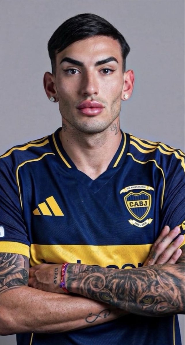 globonoproblem's tweet photo. En serio boca pensó que este negro iba a imponer miedo o algo por el estilo? Mira la cara del 2 de huracanes hermano. Se robó un botín en pleno partido…. Las de boca son gatitas vip al lado del carnicero CARRIZO https://t.co/JY4VMSRjAb