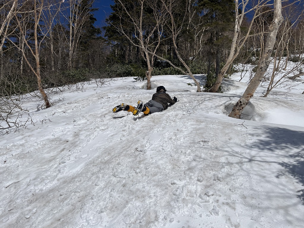 4月、燕岳は一年の中でも雪の多い時期「雪山」になります。５月もまだ、雪の中です。積雪期の登山が始めての方にピッケル、アイゼンの使い方を知っていただき、この時期安全に登って頂くために、燕山荘主催のツアーを催行しています。
enzanso.co.jp/event/12306