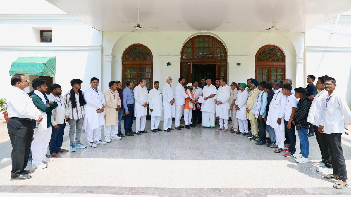 INCIndia's tweet photo. कांग्रेस अध्यक्ष श्री @kharge से यूपी के प्रभारी महासचिव @avinashpandeinc जी की मौजूदगी में 'किसान न्याय पदयात्रा' के प्रतिनिधिमंडल ने मुलाकात की।

डॉ. हरीश कुमार गंगवार जी के नेतृत्व में आए इस प्रतिनिधिमंडल में अखिल भारतीय किसान कांग्रेस के उपाध्यक्ष अखिलेश शुक्ला जी भी मौजूद रहे। 

प्रतिनिधिमंडल ने श्री मल्लिकार्जुन खरगे को बदायूं एवं बरेली जनपदों में किसानों के आर्थिक शोषण, उत्पीड़न और शांतिपूर्ण किसान आंदोलनों के दौरान हुए दमन से संबंधित एक विस्तृत ज्ञापन सौंपा है।

भारतीय राष्ट्रीय कांग्रेस किसानों के अधिकार और न्याय की लड़ाई में उनके साथ खड़ी है। किसानों की आवाज को सड़क से संसद तक मजबूती से उठाया जाएगा।

📍 दिल्ली