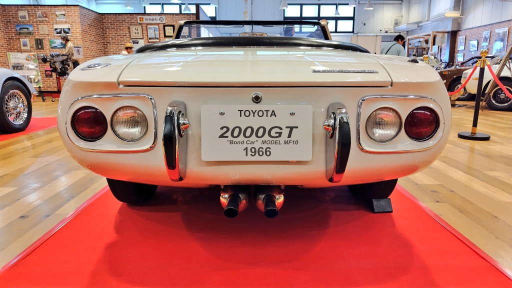 2000GT【プロフをご確認ください】 走る伝統工芸品！トヨタ2000GTの内装に宿るヤマハの技術と極限の機能美