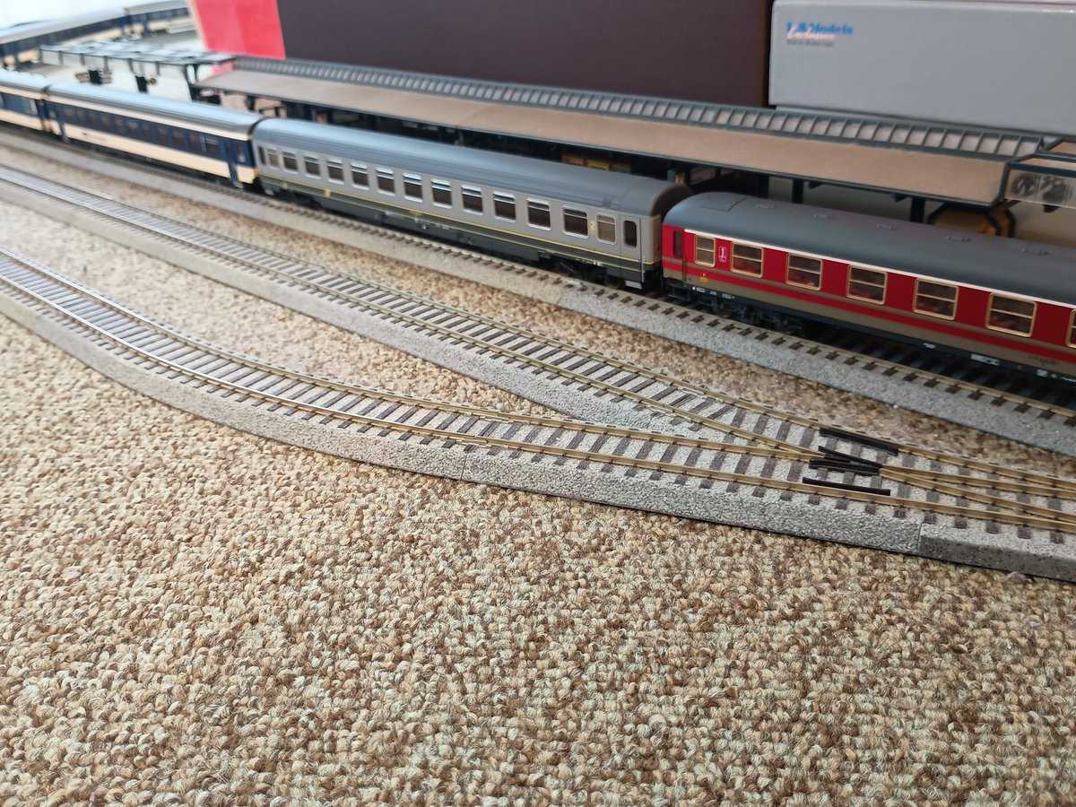 Yochan_Bahn's tweet photo. ローマ号風のユーロナイト編成!
EN313 Roma (2000) -ish
Basel-Bern-Milano-Roma🇨🇭🇮🇹
SBB Re4/4ii 11193 (Roco 73370)
& BLS/FS Passenger cars
& SBB Couchette/Sleeping cars
(All Roco products)
#瑞鉄は正義
#国境なき運転会
#欧州型H0よ
#night_train_Collection
#鉄道模型
#HOゲージ https://t.co/279RrHAbe8