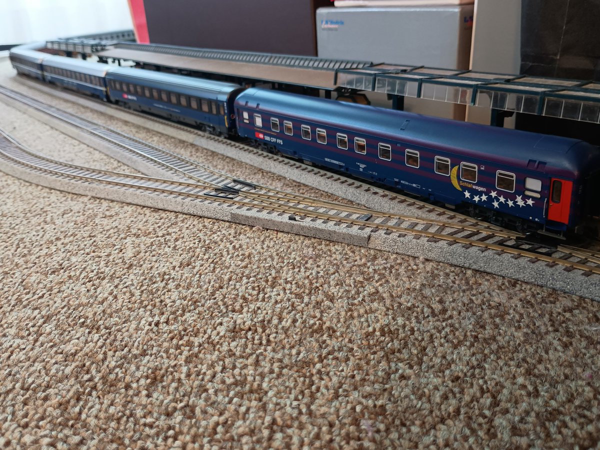 Yochan_Bahn's tweet photo. ローマ号風のユーロナイト編成!
EN313 Roma (2000) -ish
Basel-Bern-Milano-Roma🇨🇭🇮🇹
SBB Re4/4ii 11193 (Roco 73370)
& BLS/FS Passenger cars
& SBB Couchette/Sleeping cars
(All Roco products)
#瑞鉄は正義
#国境なき運転会
#欧州型H0よ
#night_train_Collection
#鉄道模型
#HOゲージ https://t.co/279RrHAbe8