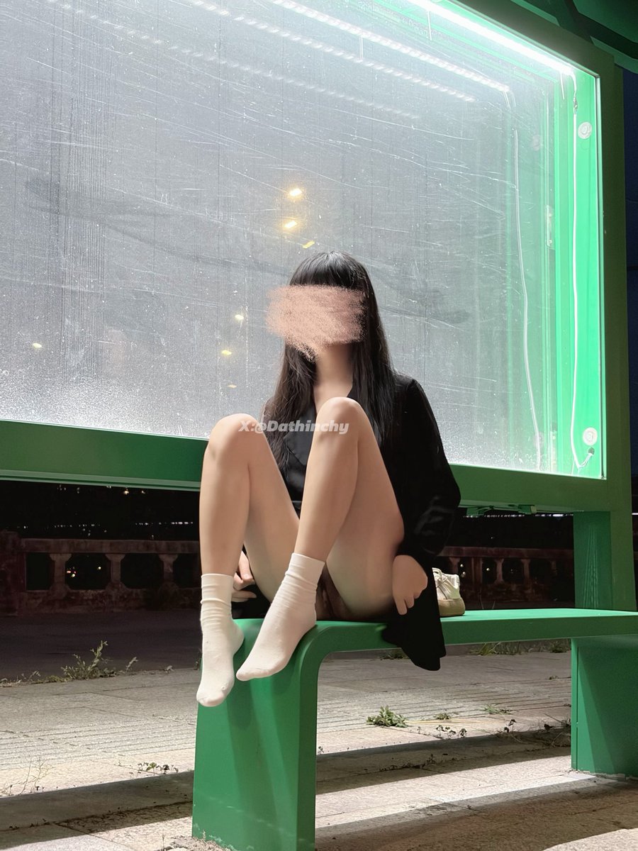 我到公交站啦，你什么时候到呢？

@luchu888 @luchu777 
 
#户外 #露出 #调教 #母狗 #长腿 #女大学生 #肥臀 #母狗发情 #骚逼 #公园露出 #公交站露出 #天体 #淫水 #眼镜娘 #反差 #白袜 #玉足 https://t.co/ailwAgjjPA