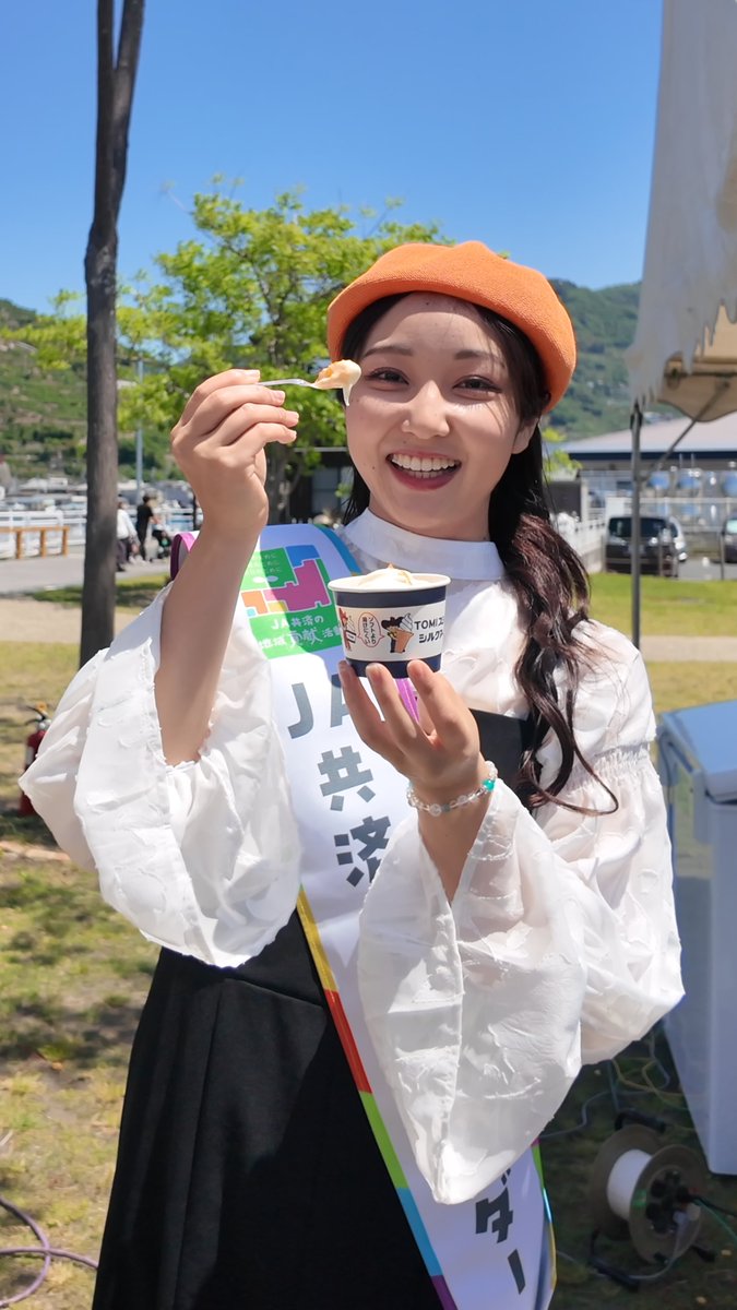 nanaha_mrt's tweet photo. #JA共済アンバサダー 🍊

八幡浜みなっとにて行われた
みかんの花だんだんウォーク2026inにしうわに行ってきました🌼

朝からたくさんの方が八幡浜をぐるっと巡るウォーキングツアーに出かけて
みなっとの広場ではJAのみなさんや四国乳業さんによる出店がたくさん！

その場で絞る果汁100%の清見の生搾りジュースや
八幡浜の世界一のマーマレードを使ったスイーツも🍨

そして青空と段々畑をバックに
愛媛プロレスの皆さんのダイナミックなパフォーマンスで
大盛り上がりな会場でした✨

ずっとおいしかった♡笑

とっても楽しいイベントでした🙌
ありがとうございました！！

#JA共済の地域貢献活動 #PR
#JA共済 #イベント情報