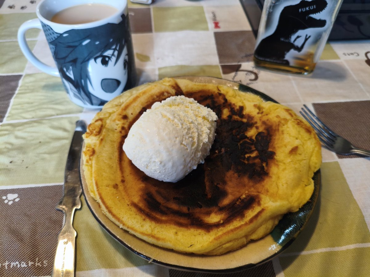 おやつに嫁氏の焼いてくれたホットケーキバニラアイス乗せ
