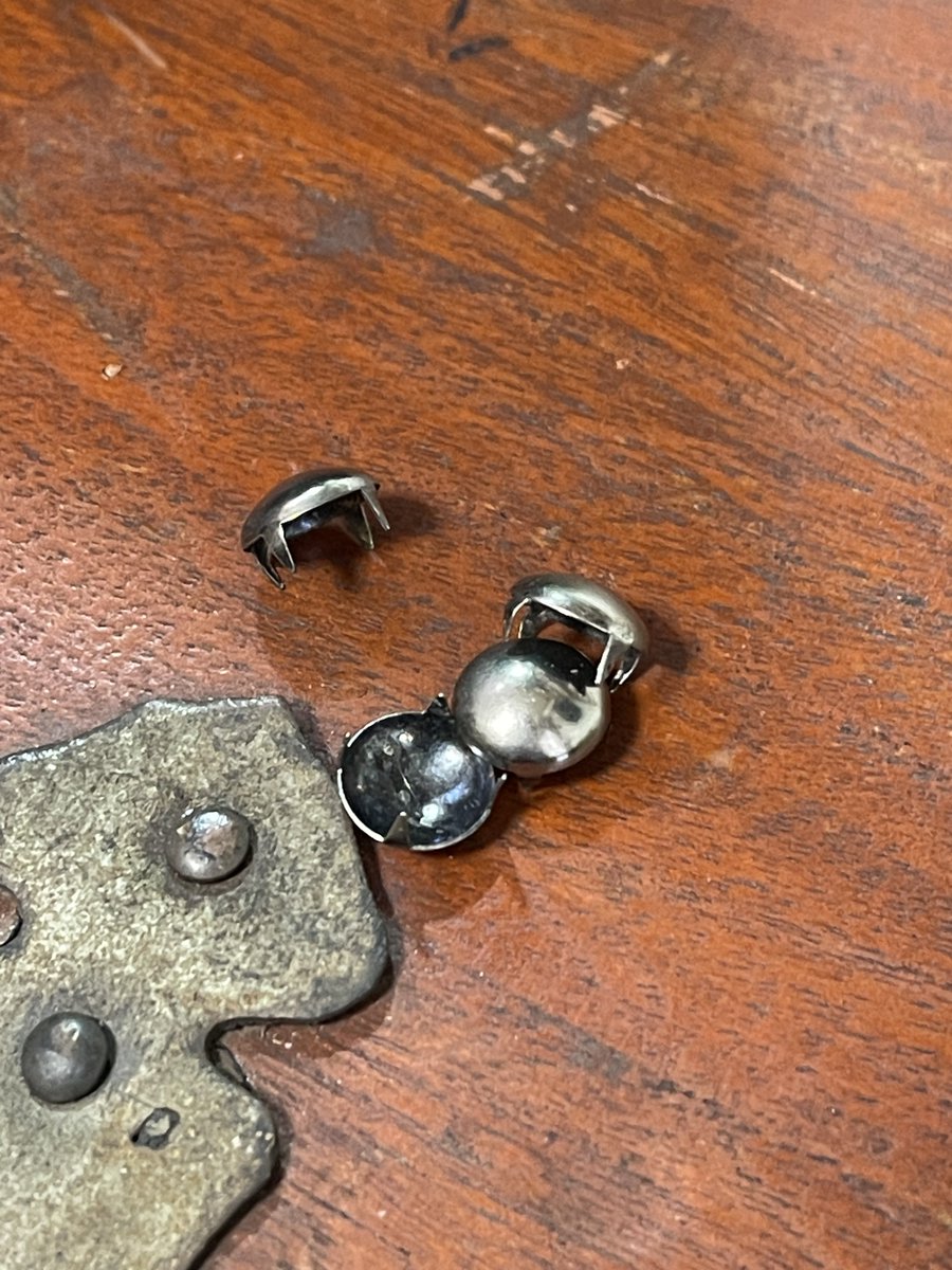 po_tokyo's tweet photo. リーバイス2ndモデルGベストカスタム

今回は20年以上前に
原宿のブティック竹の子で買った
スタッズの移植
いっぱい付けちゃうとパンクスみたいになっちゃうのでこのくらいでよろしいかと
マイルドだろー？
#大人のDIY #choper #shovelhead https://t.co/YpSaG38Nnm