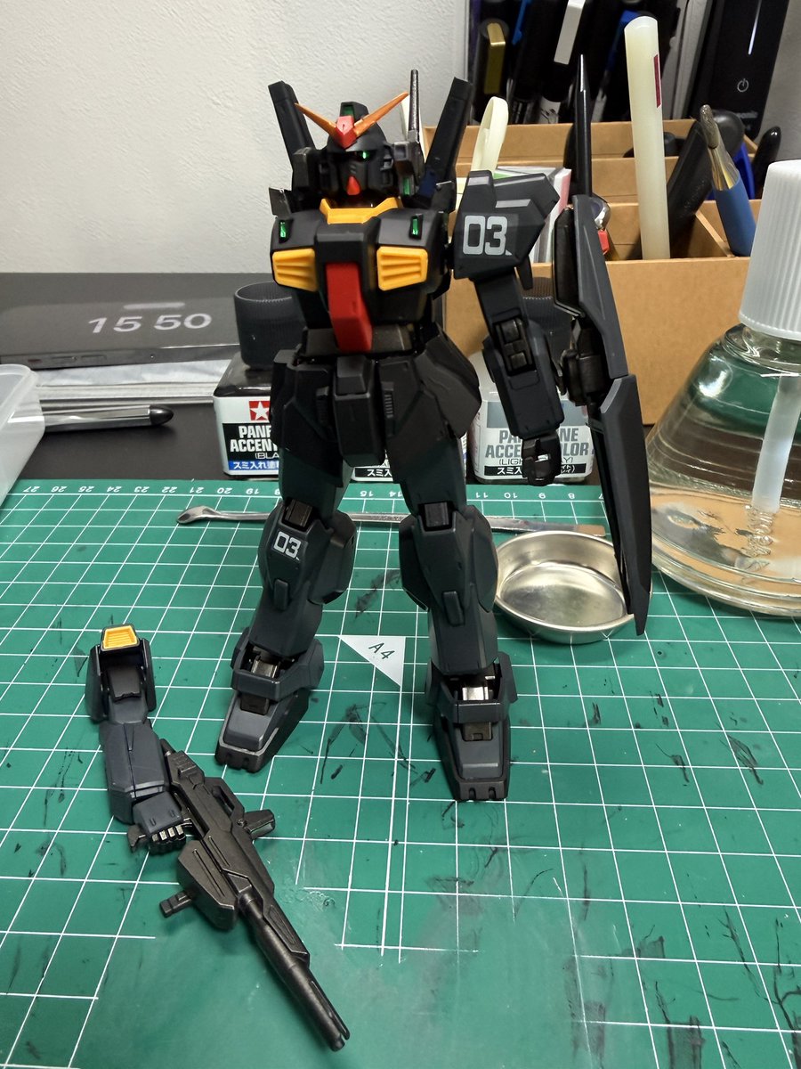 エアブラシデビュー作になるはずだったが、最後組立ててシールとかやってたら肩からブチ折れて接着剤でも付かず流石にやる気なくなって終了。あと目のパーツも無くした。勉強になったわ。