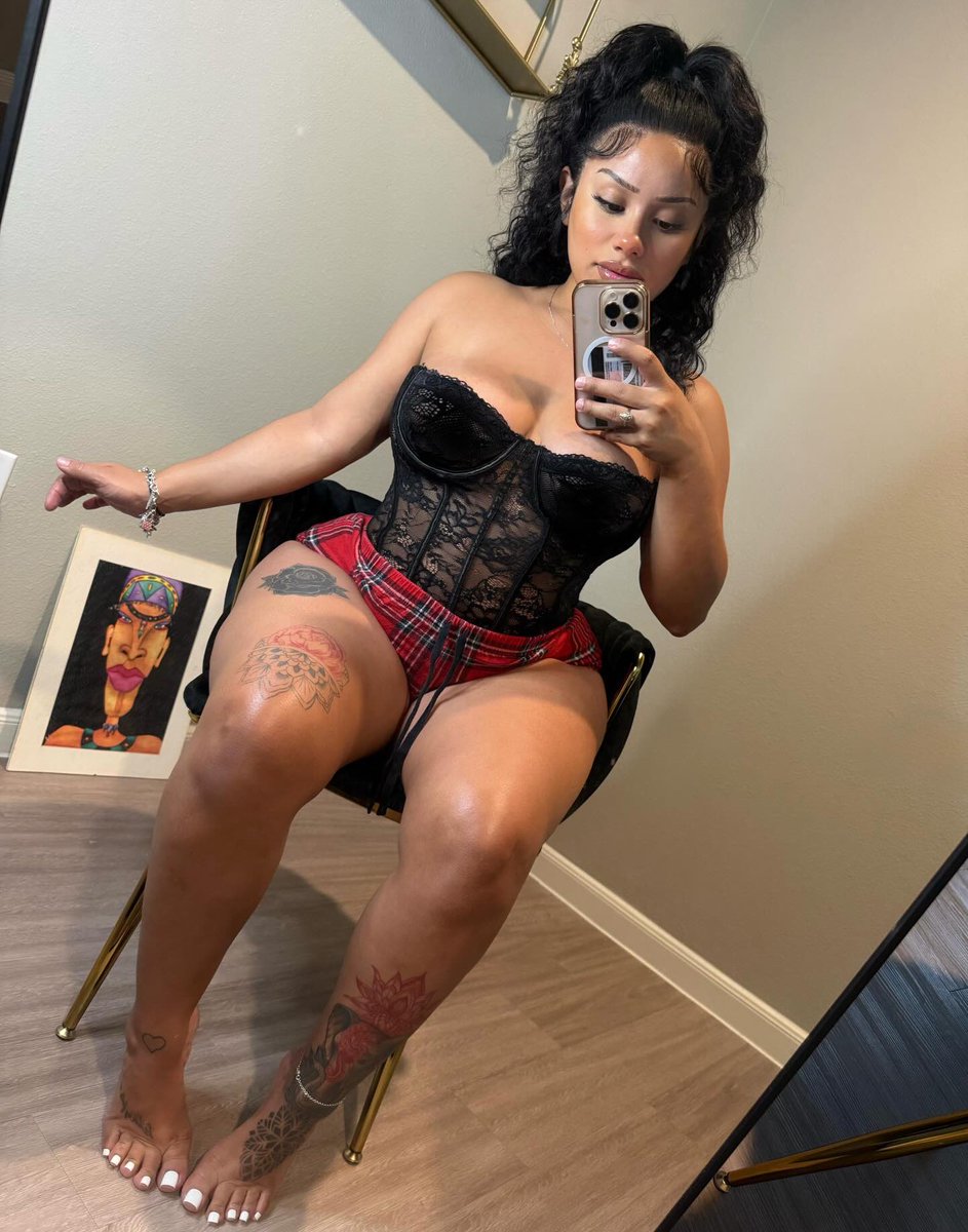 sassy2dworld's tweet photo. Pretty face, pretty feet 💝💫 https://t.co/55BGGnUX3m