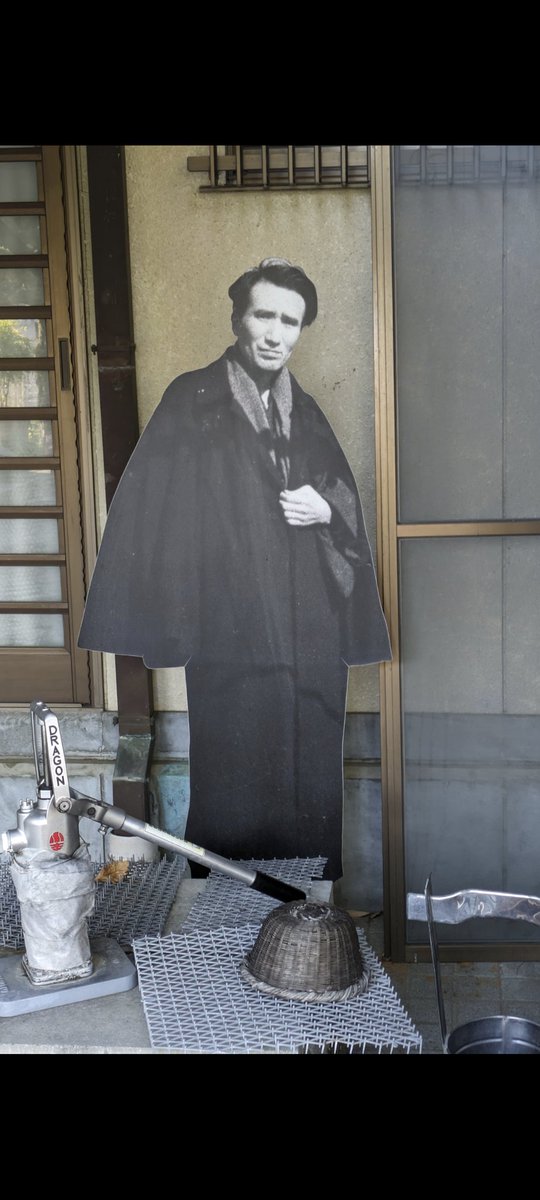 maruyokoaki's tweet photo. 【新婚生活の太宰さん　甲府】

天下茶屋滞在の後、奥さまの実家があった甲府市で新しい生活を始めます。③借家跡には碑があり②毎日の散歩コースだった寺や神社が今も残り①さり気なく等身大パネルが出迎えてくれます④「新樹の言葉」にも登場する銭湯。太宰さんが毎日通った貴重な現役の銭湯です。 https://t.co/tP0yDIdjc6