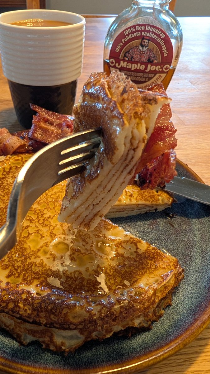 Sunday and you know the drill, sött, salt &amp; flottigt på tallriken #söndagsfrukost 
🥞🥓☕