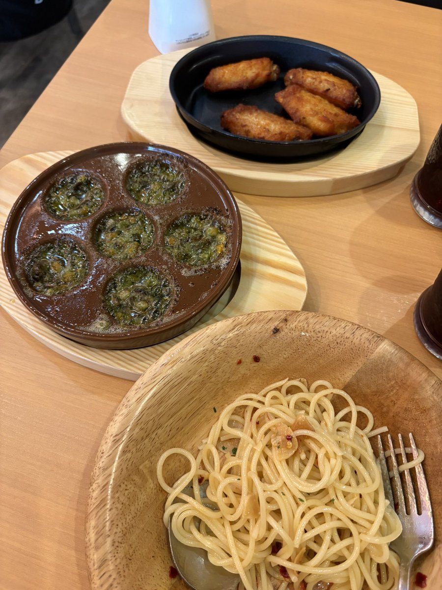 お昼はサイゼ。
ペペロンチーノがだいぶ先に来ちゃったので食べかけの写真になっちゃった。