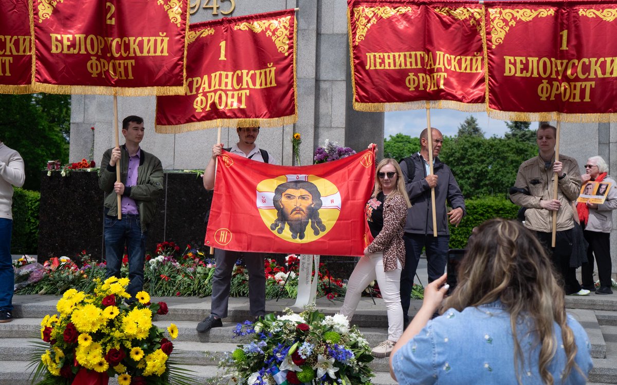 m_dorn_'s tweet photo. Am sowjetischen Ehrenmal im Tiergarten posieren Teilnehmer mit einem Banner, basierend auf die „Retter sind nicht von Hand gemacht“-Ikone. Im russischen Militär wird es häufig verwendet und symbolisiert Glauben und spirituelle Unterstützung im Krieg. #b0905 #9Mai #b1005 https://t.co/eGA9DTyiA4