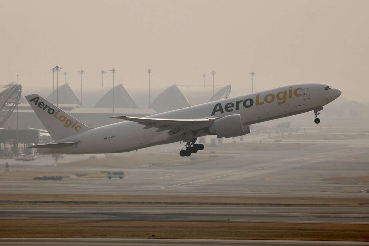 musonda_o's tweet photo. AeroLogic
B777-F D-AALK
Suvarnabhumi Airport, Bangkok
18 Jan 2026
3S528 BKK-HKG
アエロロジックはドイツのライプツィヒを拠点とする貨物航空会社。
香港までのフライトなので、いい位置で離陸してくれました。
#AeroLogic #BKK #B77L https://t.co/LkBCL8PuKh