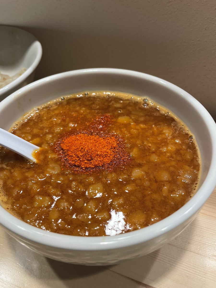 necoann2's tweet photo. ねこあんです
久しぶりにヤマロク行ってきました。
初の旨辛つけ麺にすだちと野菜トッピング。
すだち輪切りになってるのかと思いきやまさかの半分だけ💦
全然辛くなくてすだちも感じられませんでした、ちょっと残念��
🐾
#古川　#ラーメン　#つけ麺 https://t.co/sw1sYVVPEA