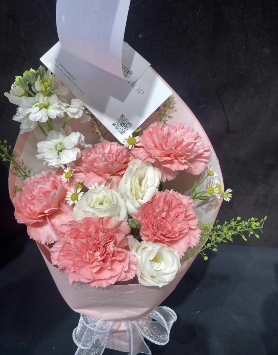 LanziiLove's tweet photo. 今天用之前存下来的钱给妈妈送了一束花
然后花了300多请妈妈去吃了烤匠ww

开心w https://t.co/rrxtHsu35M