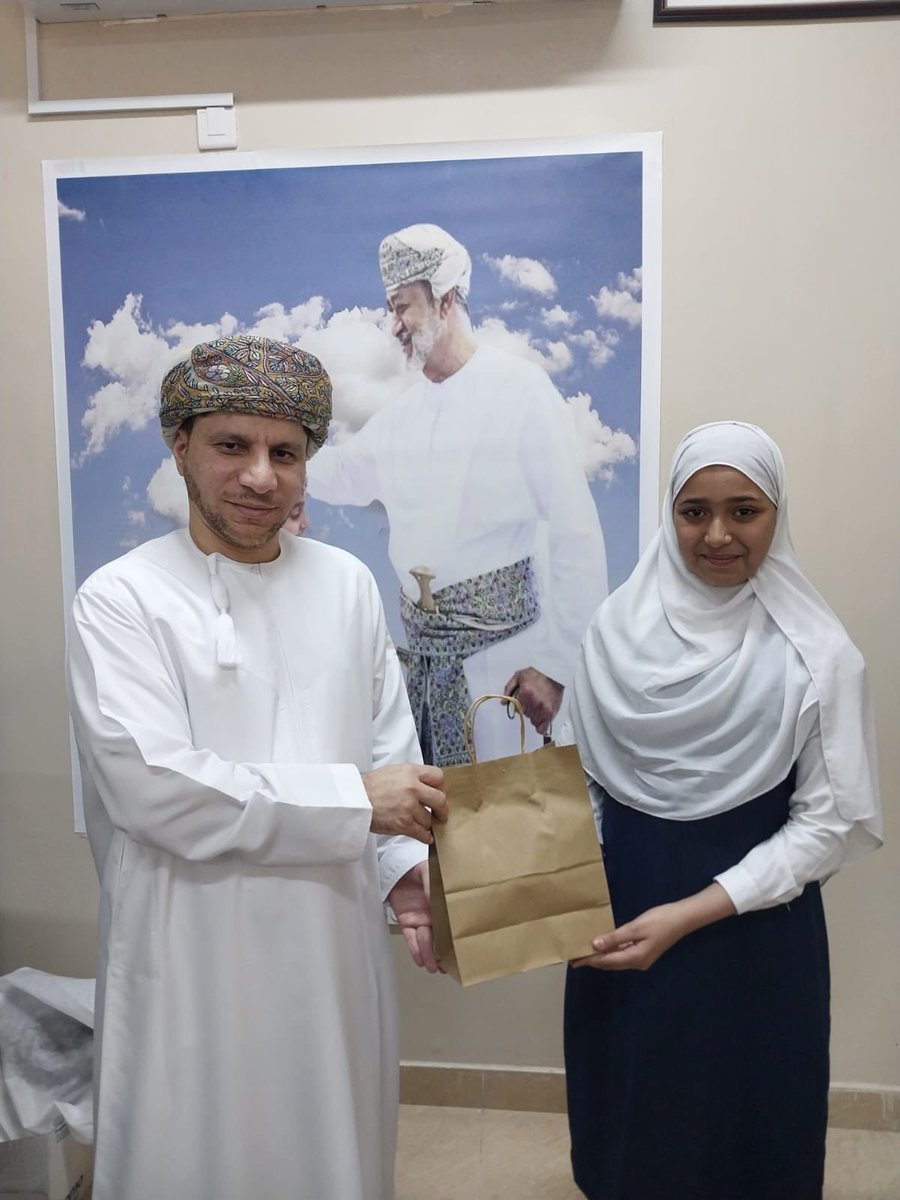 edugovbur7314's tweet photo. كرم الأستاذ
#ماجد_المعمرى طلبة الصف السادس الفائزين فى مسابقة الرياضيات. شكراً لكل من شارك واجتهد فى هذه المسابقة، فأنتم اليوم تصنعون مستقبلكم بخطى واثقة. تحت إشراف أستاذة مها النجار
#مدارس_البريمي #تعليمية_البريمي #تعلم_مستدام https://t.co/gmKwsmqsc3