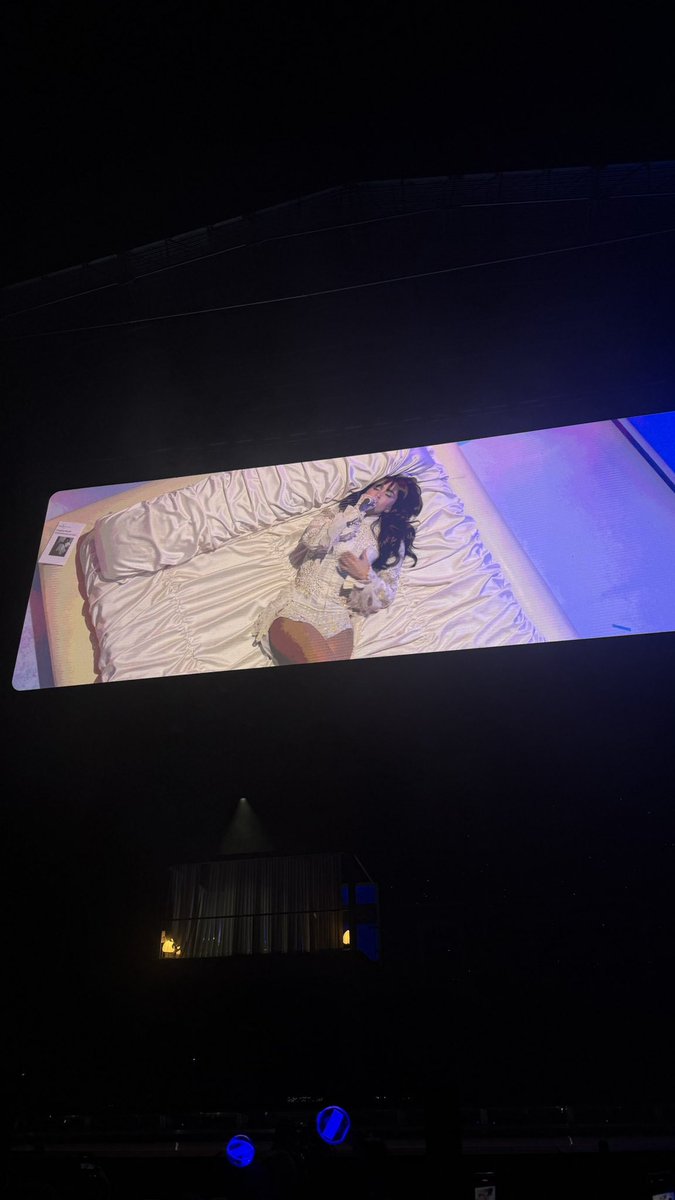Es muy heavy todo. El CONCEPTO que presenta, la delicadeza, el trabajo, los visuals…

Es un show a la altura de ser EL MEJOR presentado por una artista española.

CUARTO AZUL WORLD TOUR💙

#CAWTRoquetas