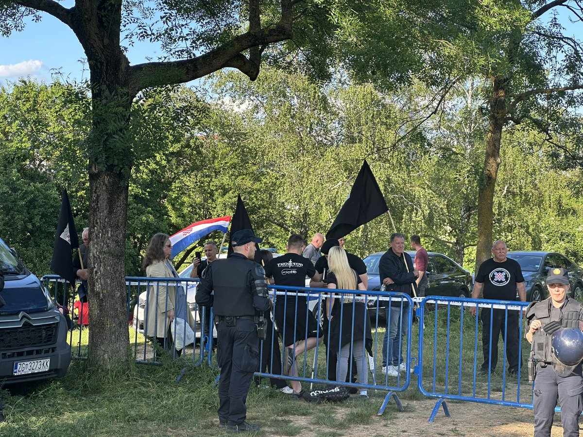 AntifaVjesnik's tweet photo. Trnjanski kresovi su obiteljska i drugarska proslava Pobjede i Slobode za koju je proliveno more krvi.
Ova nakupina crnih 💩 su jucer u medijima dobili svu pozornost. S njima su zastrasivani svi koji su pomislili da bi mogli svratiti. 99% posjetitelja ih nije ni vidjelo ni čulo. https://t.co/slzX1qugms