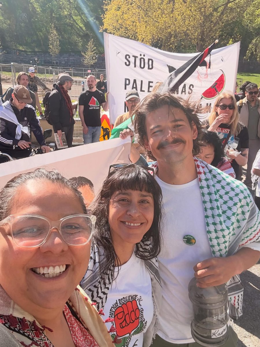 Här poserar Lorena Delgado Varas, tills nyligen partistyrelseledamot i Vänsterpartiet, glatt framför ett porträtt av den palestinska flygplanskaparen Laila Khaled.

Är detta er framtida koalitionspartner, <a href="/elisabethtr/">Elisabeth Thand Ringqvist</a>?