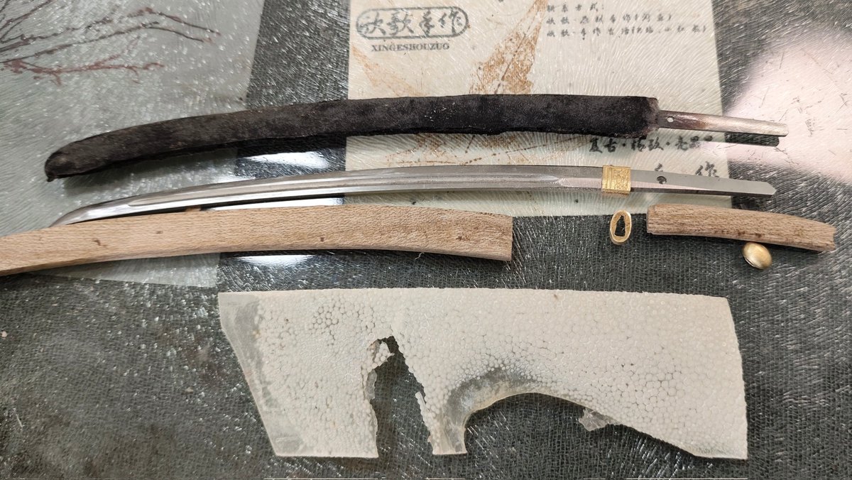 xinge0's tweet photo. 買了把1:6的微縮刀條打算自己從頭做一把蒔繪，然後噩夢就開始了。金工，木工，裝具的知識都好復雜...開始想要偷懶了w
既然是裝飾刀，那就不需要考慮使用過程會不會因受力壞掉吧?
那刀鞘和柄的部分直接脫胎，然後緣頭置目這類貼合刀柄的金屬裝具，直接用研出蒔繪做出金屬效果應該也可以吧?
讓我來試試w https://t.co/AadT0BsmEm