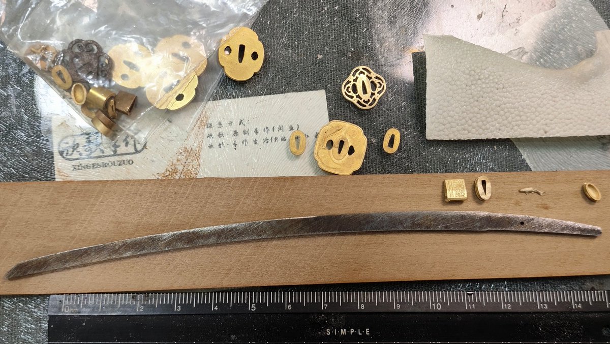 xinge0's tweet photo. 買了把1:6的微縮刀條打算自己從頭做一把蒔繪，然後噩夢就開始了。金工，木工，裝具的知識都好復雜...開始想要偷懶了w
既然是裝飾刀，那就不需要考慮使用過程會不會因受力壞掉吧?
那刀鞘和柄的部分直接脫胎，然後緣頭置目這類貼合刀柄的金屬裝具，直接用研出蒔繪做出金屬效果應該也可以吧?
讓我來試試w https://t.co/AadT0BsmEm